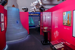 После реконструкции манеж превратился в современный музей с развитой интерактивной составляющей