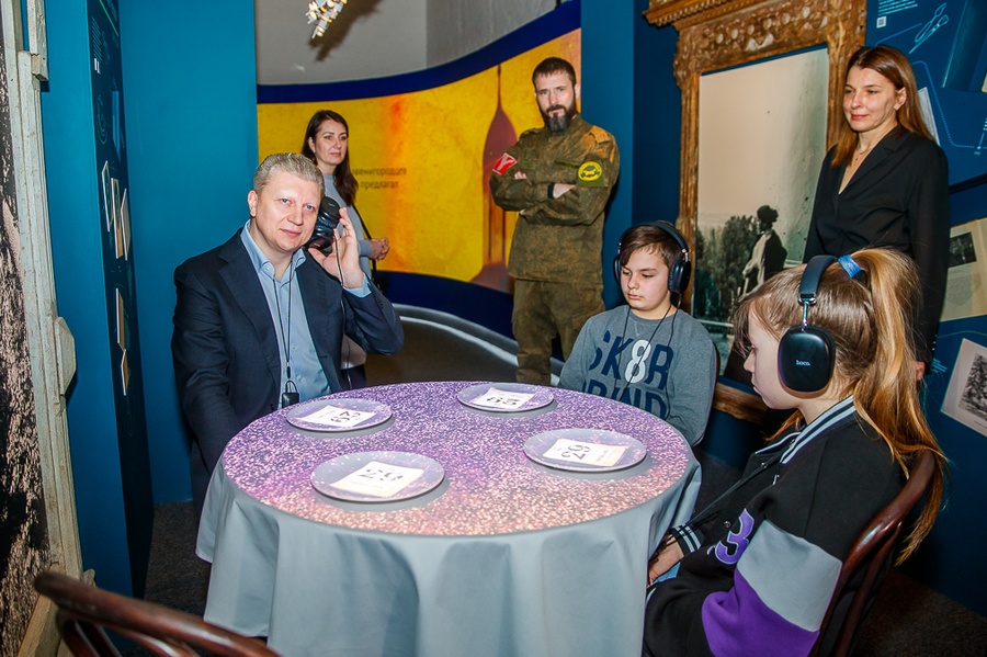 Андрей Иванов вместе с семьями военнослужащих, участвующих в СВО, осмотрел экспозицию Звенигородского манежа, Март