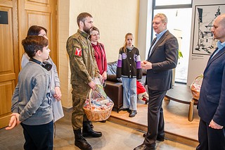 Андрей Иванов вместе с семьями военнослужащих, участвующих в СВО, осмотрел экспозицию Звенигородского манежа