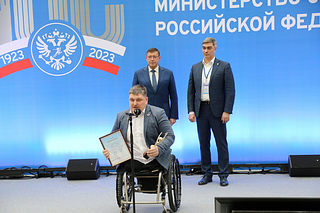 Вадим Селюкин получил награду в номинации «Личным примером»