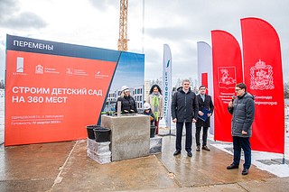Андрей Иванов вместе с жителями Жаворонковского заложил капсулу в основание нового садика на 360 детей