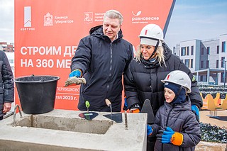 Андрей Иванов вместе с жителями Жаворонковского заложил капсулу в основание нового садика на 360 детей