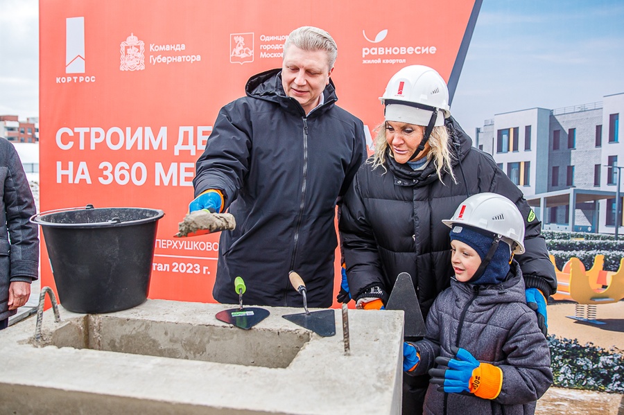 Андрей Иванов вместе с жителями Жаворонковского заложил капсулу в основание нового садика на 360 детей, Март