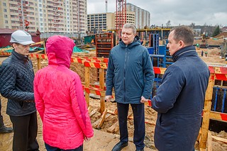 Андрей Иванов проверил ход возведения школы на 550 учеников в Немчиновке