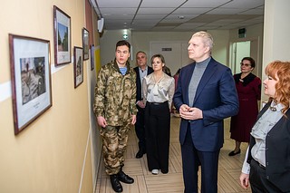 Глава Одинцовского округа осмотрел экспозицию патриотических выставок в КДЦ им. И. Д. Кобзона в Успенском