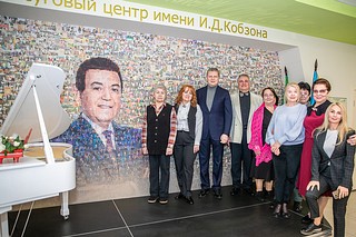 Глава Одинцовского округа осмотрел экспозицию патриотических выставок в КДЦ им. И. Д. Кобзона в Успенском