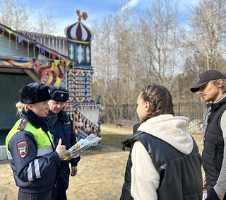 Госавтоинспекторы провели профилактические беседы с жителями округа о дорожной безопасности