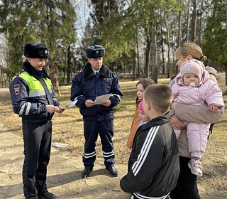 Госавтоинспекторы провели профилактические беседы с жителями округа о дорожной безопасности