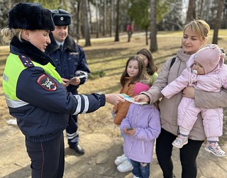 Госавтоинспекторы провели профилактические беседы с жителями округа о дорожной безопасности