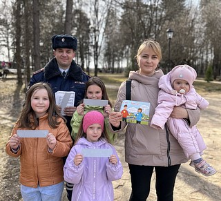 Госавтоинспекторы провели профилактические беседы с жителями округа о дорожной безопасности