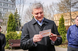 Глава Одинцовского округа осмотрел выставку пасхальных работ, изготовленных учениками Немчиновского лицея и детского сада № 33