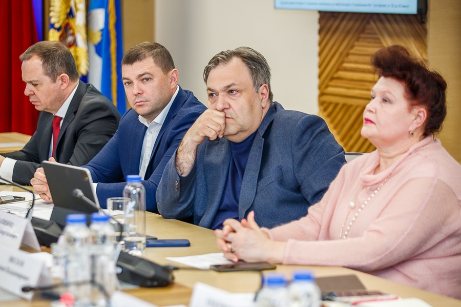 Совещание текст 3, Алексей Сапанюк и Андрей Иванов провели совещание по вопросам медицинского обслуживания населения