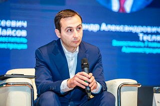 Заместитель главы администрации Александр Тесля выступил с докладом об итогах работы за I квартал
