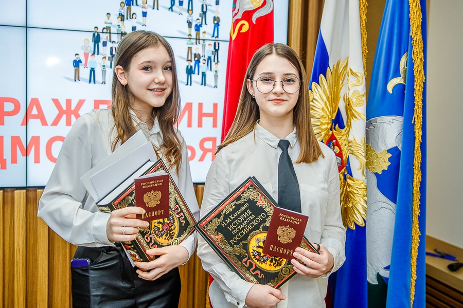 VLR s 2, Андрей Иванов вручил первые паспорта 24 юным жителям Одинцовского округа