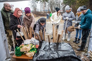 В первом весеннем субботнике, который прошел в лесной полосе у деревни Глазынино, приняли участие руководитель муниципалитета Андрей Иванов, депутаты, активные жители и общественники — вместе они убирали мусор, валежник, удаляли сухие деревья и ветки