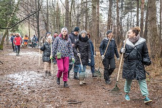 В первом весеннем субботнике, который прошел в лесной полосе у деревни Глазынино, приняли участие руководитель муниципалитета Андрей Иванов, депутаты, активные жители и общественники — вместе они убирали мусор, валежник, удаляли сухие деревья и ветки