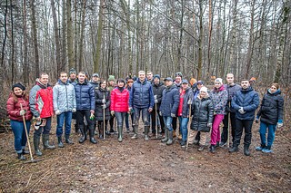 В первом весеннем субботнике, который прошел в лесной полосе у деревни Глазынино, приняли участие руководитель муниципалитета Андрей Иванов, депутаты, активные жители и общественники — вместе они убирали мусор, валежник, удаляли сухие деревья и ветки