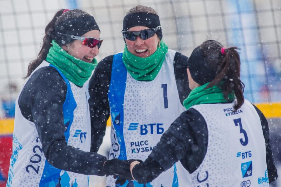 Волейболистки из команды «Заречье-Одинцово» стали чемпионками России в волейболе на снегу, Апрель