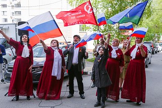 Во дворах домов, где проживают фронтовики, проходят выступления оркестров и вокально-инструментальных коллективов муниципалитета