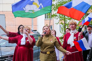 Во дворах домов, где проживают фронтовики, проходят выступления оркестров и вокально-инструментальных коллективов муниципалитета