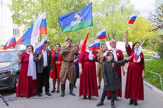 Во дворах домов, где проживают фронтовики, проходят выступления оркестров и вокально-инструментальных коллективов муниципалитета