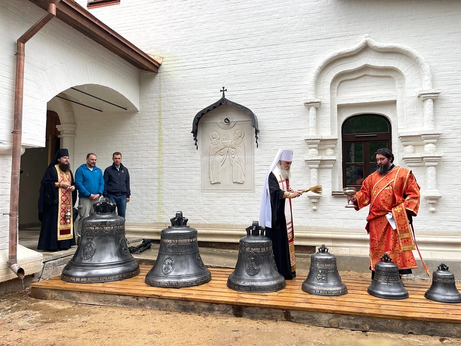 22 мая на Николиной горе в Одинцовском городском округе освятили колокола на звонницу строящегося храма, Май
