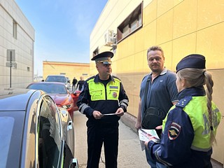В рамках социального раунда «Один щелчок спасает жизнь» Одинцовские Госавтоинспекторы провели в месте осмотра транспортных средств для регистрации и снятия с учета встречу с водителями
