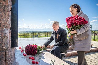 Глава Одинцовского округа Андрей Иванов возложил цветы у мемориала в Аксиньино