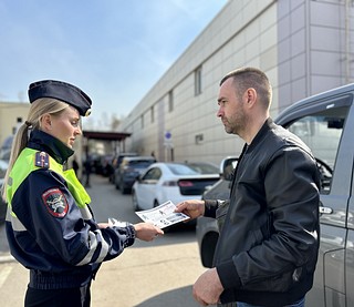 В рамках социального раунда «Один щелчок спасает жизнь» Одинцовские Госавтоинспекторы провели в месте осмотра транспортных средств для регистрации и снятия с учета встречу с водителями