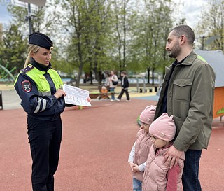 Госавтоинспекторы провели профилактические беседы о правилах использования велосипедов и средств индивидуальной мобильности на игровых площадках муниципалитета