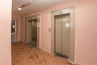 Начальник ЕДДС Одинцовского округа Дмитрий Клевакин обратил внимание на необходимость соблюдения осторожности при пользовании лифтовыми механизмами
