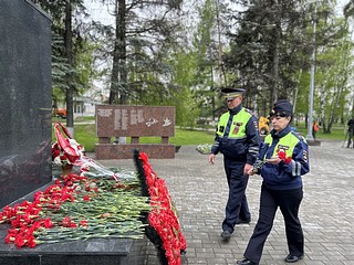 Госавтоинспекторы почтили память солдат, погибших в Великой Отечественной войне