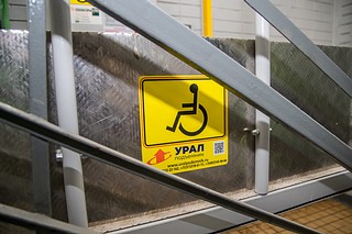 В 4-м подъезде дома № 18 по улице Маршала Крылова в городе Одинцово проживают сразу трое инвалидов-колясочников. Для них при поддержке Администрации Одинцовского городского округа был установлен специальный подъемник, позволяющий минуя лестницу попадать на площадку с пассажирскими лифтами
