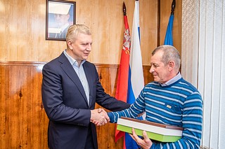 Андрей Иванов вручил Благодарственное письмо Михаилу Ераховцу, спасшему девушку из-под колес тепловоза