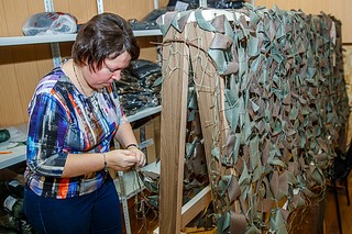 В Одинцово добровольцы активно занимаются изготовлением маскировочных сетей для бойцов СВО