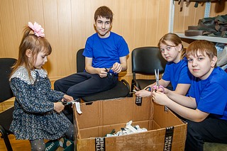 В Одинцово добровольцы активно занимаются изготовлением маскировочных сетей для бойцов СВО