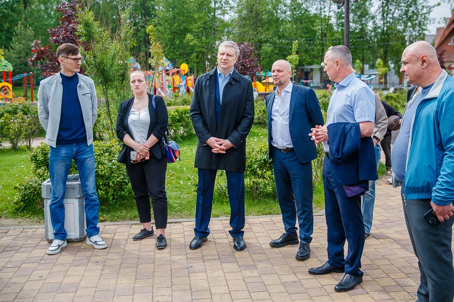 VLR s, Андрей Иванов обсудил с жителями поселка Старый городок вопросы благоустройства центрального сквера