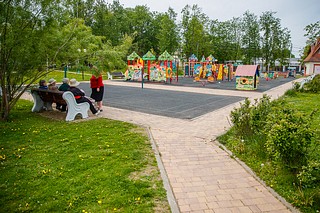 Территория сквера разделена на тематические площадки, помимо скейтпарка выделено место для стритбола, мини футбола, есть территория настольного тенниса и игровое пространство для малышей. Также обустроен фонтан с лавочками — для спокойного отдыха