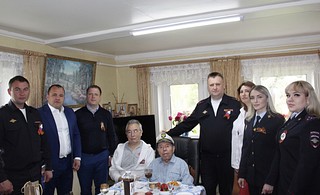 Одинцовские полицейские поздравили ветеранов Великой Отечественной войны с Днем Победы