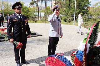Одинцовские полицейские возложили цветы к Вечному огню Аллеи Славы в городе Одинцово