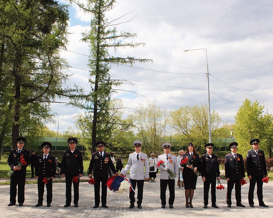 09 05 23 04 44 7, Одинцовские полицейские возложили цветы к Вечному огню Аллеи Славы в городе Одинцово
