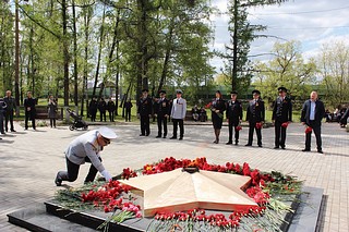 Одинцовские полицейские возложили цветы к Вечному огню Аллеи Славы в городе Одинцово