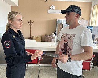 Одинцовские Госавтоинспекторы напомнили посетителям и работникам многофункционального центра о безопасном поведении на дороге