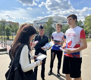 В рамках «Дня молодежи России» сотрудники Госавтоинспекции совместно с представителями из Одинцовского молодежного центра провели акцию на центральной площади города Одинцово