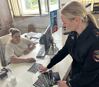 Одинцовские Госавтоинспекторы напомнили посетителям и работникам многофункционального центра о безопасном поведении на дороге