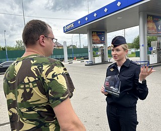 Сотрудники Одинцовской Госавтоинспекции провели беседы на автозаправочных станциях, напомнив посетителям о соблюдении скоростного режима