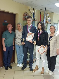 «Документы об окончании спортивной школы 28 июня получили ребята, которыми мы по праву гордимся. Это бадминтонисты Ярослав Мартынов и Лада Горбатова. Ярослав — двукратный победитель Чемпионата Европы среди юношей, Лада — многократная победительница Первенств России среди девушек. Поздравляем молодых людей с выпуском и желаем дальнейших успехов в спорте и учёбе!» — сказал директор МБУДО СШ «Одинцово» Владимир Леонтьев