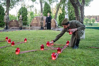 Одинцовские партийцы возложили цветы к воинскому Мемориалу в деревне Солманово