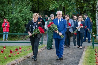 Одинцовские партийцы возложили цветы к воинскому Мемориалу в деревне Солманово