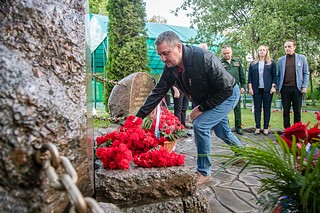 Одинцовские партийцы возложили цветы к воинскому Мемориалу в деревне Солманово